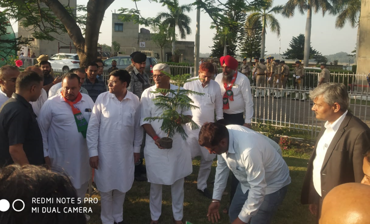 पौंग बाध पर पौधा रोपण करते हुए व पौंग डैम निर्माण के समय हुए शहीदों को पुष्प अर्पित कर दी श्रधांजलि देते हुए केन्द्रीय मंत्री गजेंद्र सिंह शेखावत ।